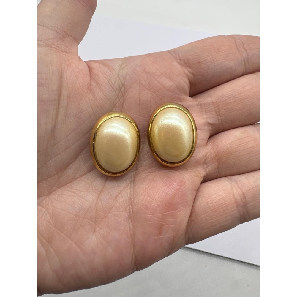 Richelieu Vintage Gold Tone Faux‎ Pearl Oval Clip On Earrings J79